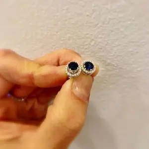 带可拆卸钻石光环的蓝宝石耳钉 - 照片 3